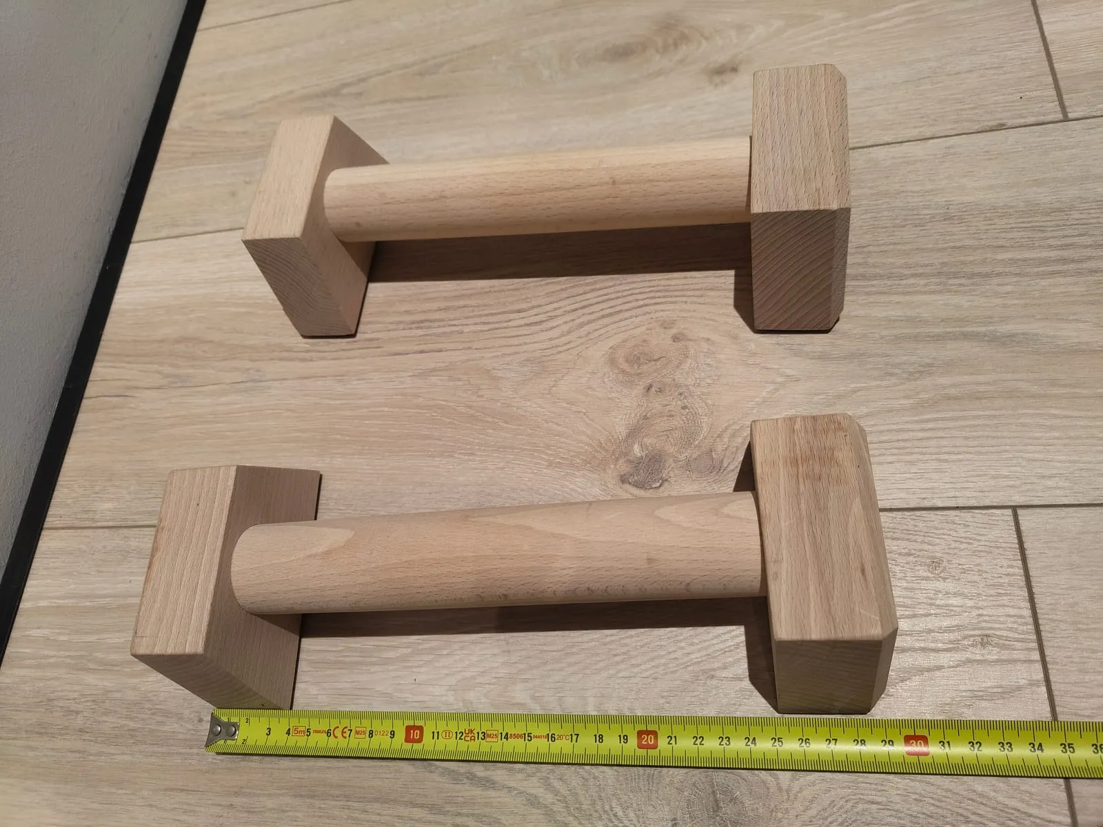 Les parallettes à côté d'un mètre
